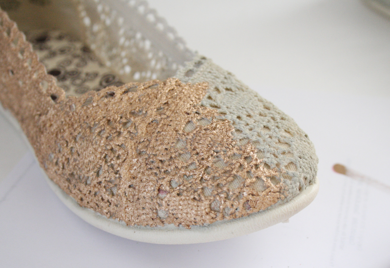 Gold Shoe Makeover | Learn how to transform some plain crochet flats into glitzy gold gilded show-stoppers using this step by step tutorial from the Shoe Makeover Queen herself, Allison of Dream a Little Bigger. #liquidgilding Gold Shoe Makeover | Learn how to transform some plain crochet flats into glitzy gold gilded show-stoppers using this step by step tutorial from the Shoe Makeover Queen herself, Allison of Dream a Little Bigger. #liquidgilding