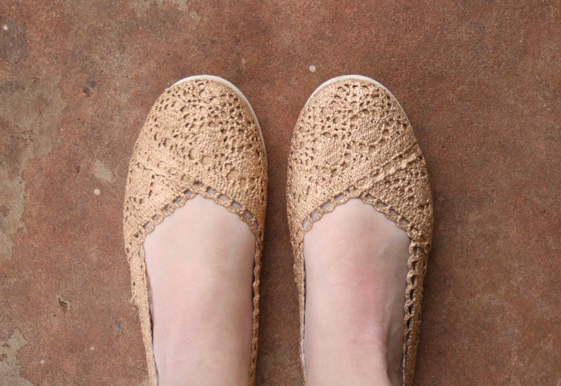 Gold Shoe Makeover | Learn how to transform some plain crochet flats into glitzy gold gilded show-stoppers using this step by step tutorial from the Shoe Makeover Queen herself, Allison of Dream a Little Bigger. #liquidgilding Gold Shoe Makeover | Learn how to transform some plain crochet flats into glitzy gold gilded show-stoppers using this step by step tutorial from the Shoe Makeover Queen herself, Allison of Dream a Little Bigger. #liquidgilding