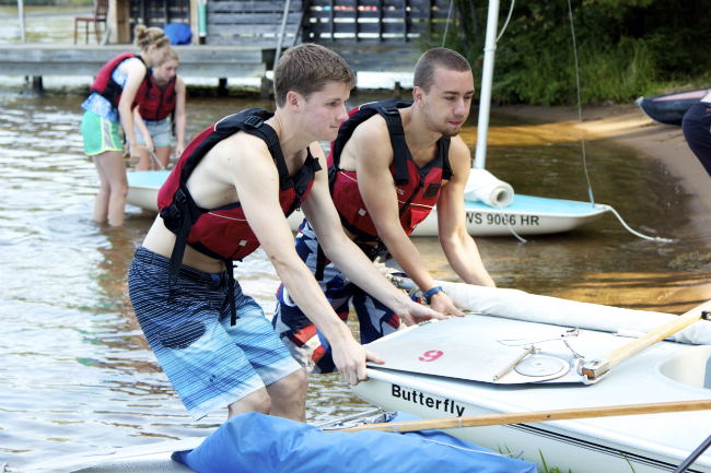 Students preparing for their first sail. Students preparing for their first sail.