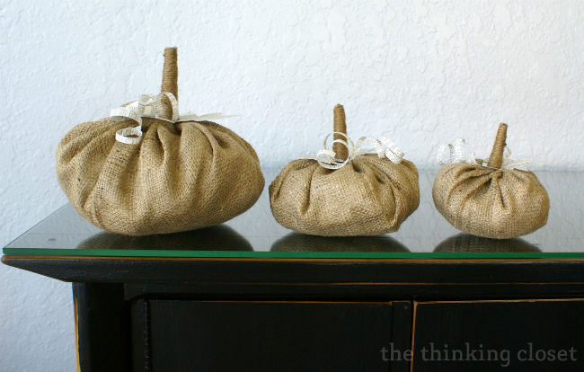 Easy fall decor: make your own burlap and book page pumpkins. Tutorial by thinkingcloset.com Easy fall decor: make your own burlap and book page pumpkins. Tutorial by thinkingcloset.com