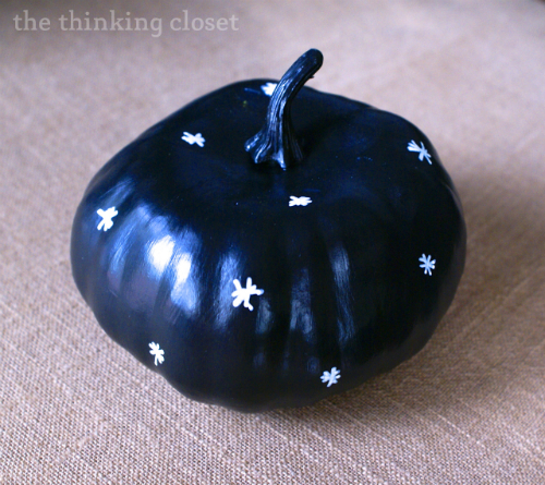 Chalkboard Pumpkin - - the tiny stars make me think this could transition nicely into Christmas season. via thinkingcloset.com Chalkboard Pumpkin - - the tiny stars make me think this could transition nicely into Christmas season. via thinkingcloset.com