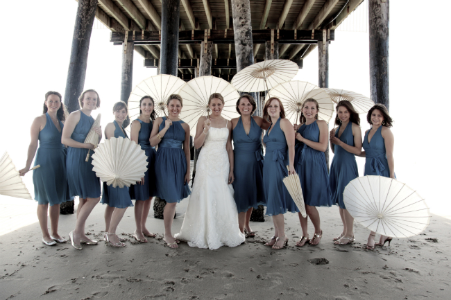 Cream paper parasols make beach photos all the more whimsical! via thinkingcloset.com Cream paper parasols make beach photos all the more whimsical! via thinkingcloset.com