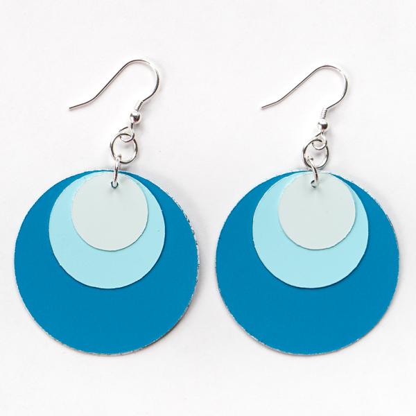 Ombre Paint Chip Earrings with FREE Silhouette cut file! Such an easy, inexpensive gift idea via thinkingcloset.com Ombre Paint Chip Earrings with FREE Silhouette cut file! Such an easy, inexpensive gift idea via thinkingcloset.com
