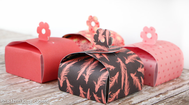 Create your own Flower Tab Paper Gift Boxes! Perfect for adding a handmade touch to Mother's Day gifts or birthday party favors. FREE printable template by thinkingcloset.com!