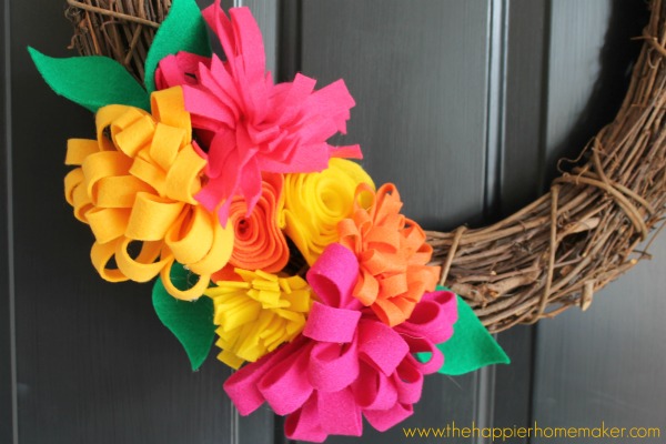 Gorgeous Spring Wreath Round-Up via thinkingcloset.com