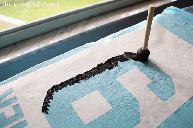 Dabbing the paint inside a freezer paper stencil via thinkingcloset.com Dabbing the paint inside a freezer paper stencil via thinkingcloset.com