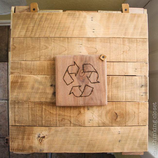 Rustic Pallet Recycle Bin!  The full run down over at thinkingcloset.com