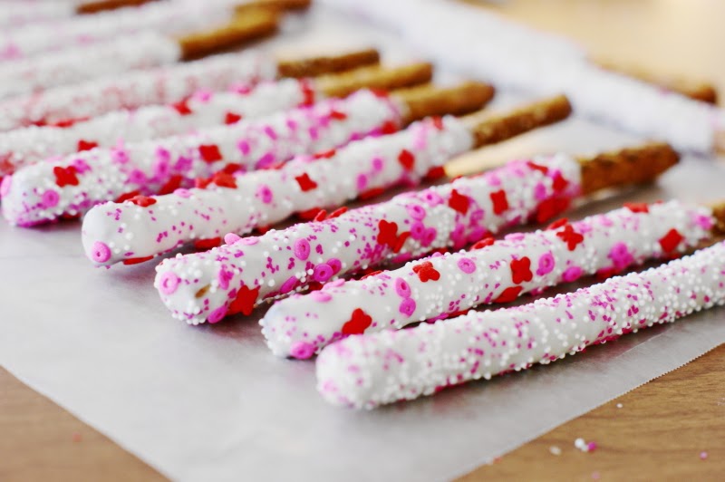 White Chocolate Pretzels | One of 30 Last-Minute DIY Gifts for Your Valentine! over at the thinking closet.