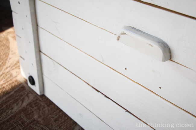 DIY Coastal Wood Plank Photo Backdrop  |  Optional addition: wooden handle to make it easier to carry the larger backdrop.