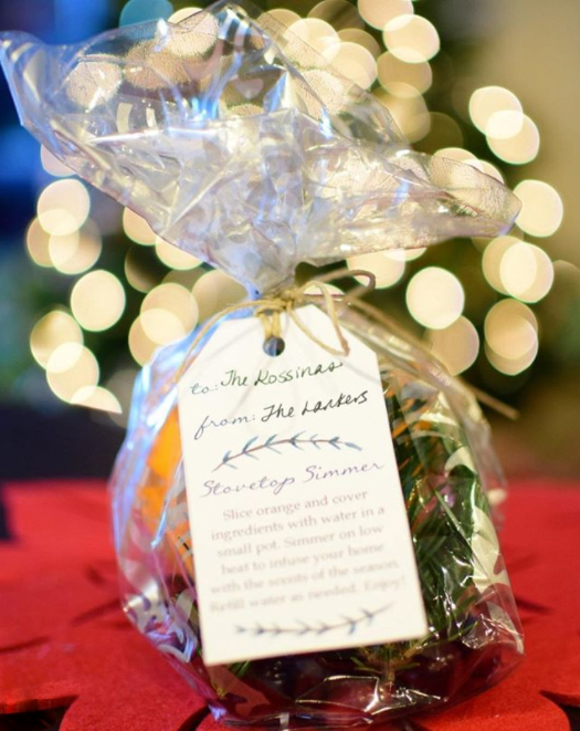 Stovetop Simmer Satchels & FREE Custom Gift Tag | Evidence that inexpensive and last-minute gifts can be meaningful! Here's everything you need from supplies to assembly instructions to the adorable holiday gifts tags with instructions for the recipient (yep, they're FREE). If Christmas had a scent, this would be it! Yum yum yum.