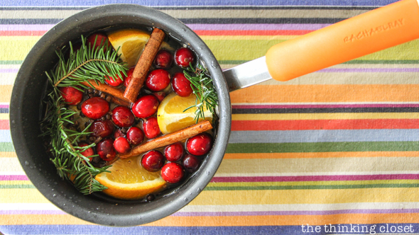 Stovetop Simmer Satchels & FREE Custom Gift Tag | Evidence that inexpensive and last-minute gifts can be meaningful! Here's everything you need from supplies to assembly instructions to the adorable holiday gifts tags with instructions for the recipient (yep, they're FREE). If Christmas had a scent, this would be it! Yum yum yum.