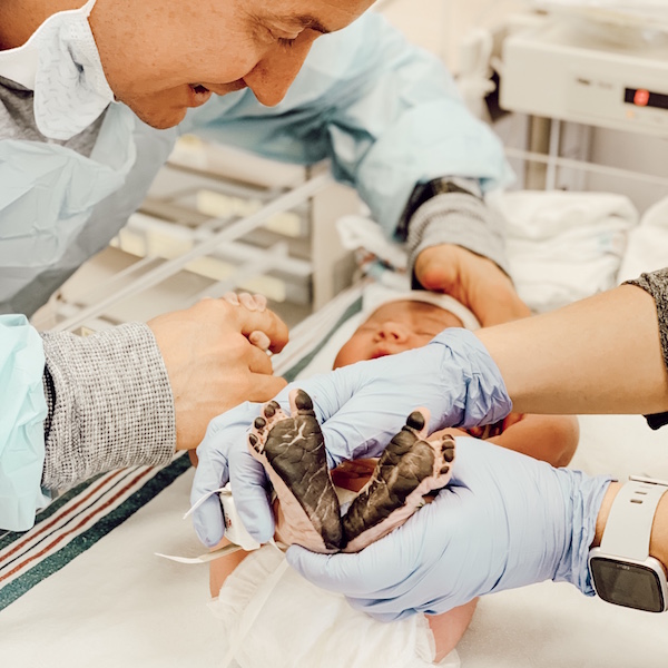 Foot-printing with Dad | Pepper's Birth Story via ThinkingCloset.com