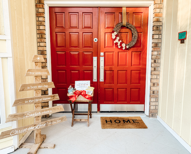 Delivery Drivers Holiday Treats Station | Video & photo tutorial for how to set up a Holiday Treats Station on your porch with snacks & drinks for your neighborhood delivery drivers & U.S.P.S. workers. A simple way to make someone's day & show gratitude to our essential workers this Christmas season!