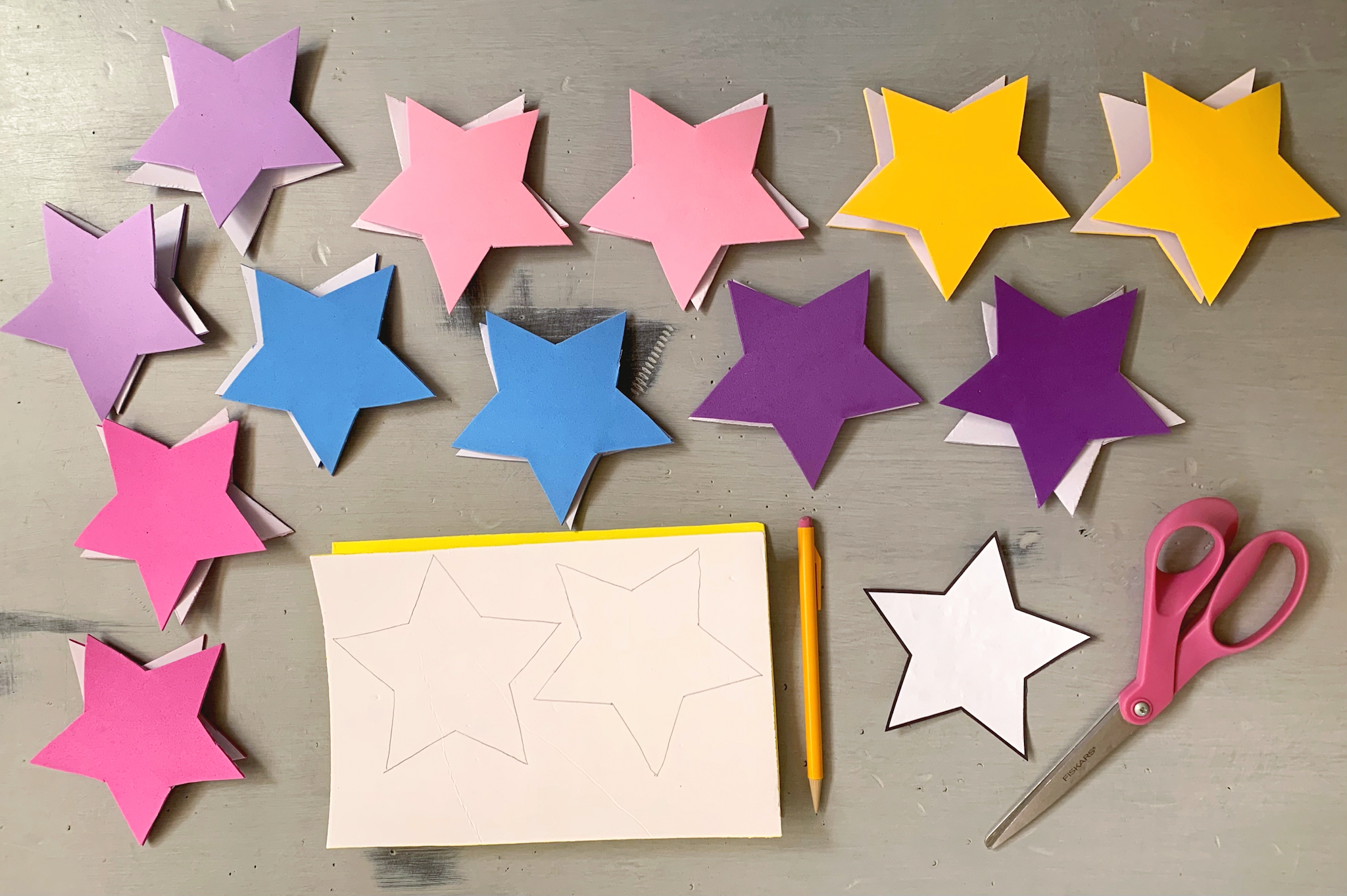 DIY Princess Wand Step-by-Step Tutorial | Juniper's "Princesses & Knights" 5th Birthday Pool Party & Royal Golden Birthday Celebration | Creative ideas including a punny invitation, DIY castle backdrop, a golden birthday banner, creative activities for kids of all ages & party favors galore! via thinkingcloset.com