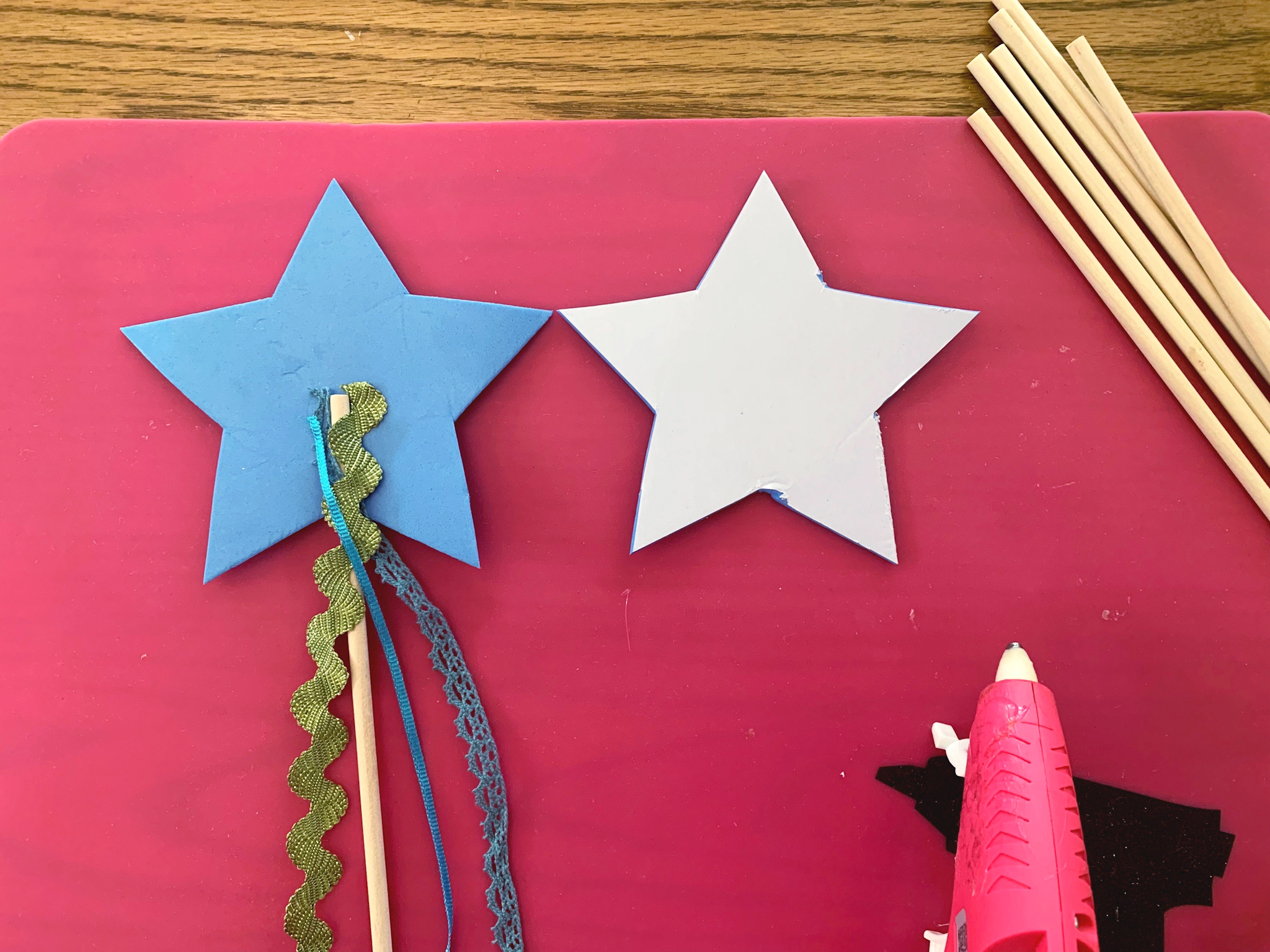 DIY Princess Wand Step-by-Step Tutorial | Juniper's "Princesses & Knights" 5th Birthday Pool Party & Royal Golden Birthday Celebration | Creative ideas including a punny invitation, DIY castle backdrop, a golden birthday banner, creative activities for kids of all ages & party favors galore! via thinkingcloset.com
