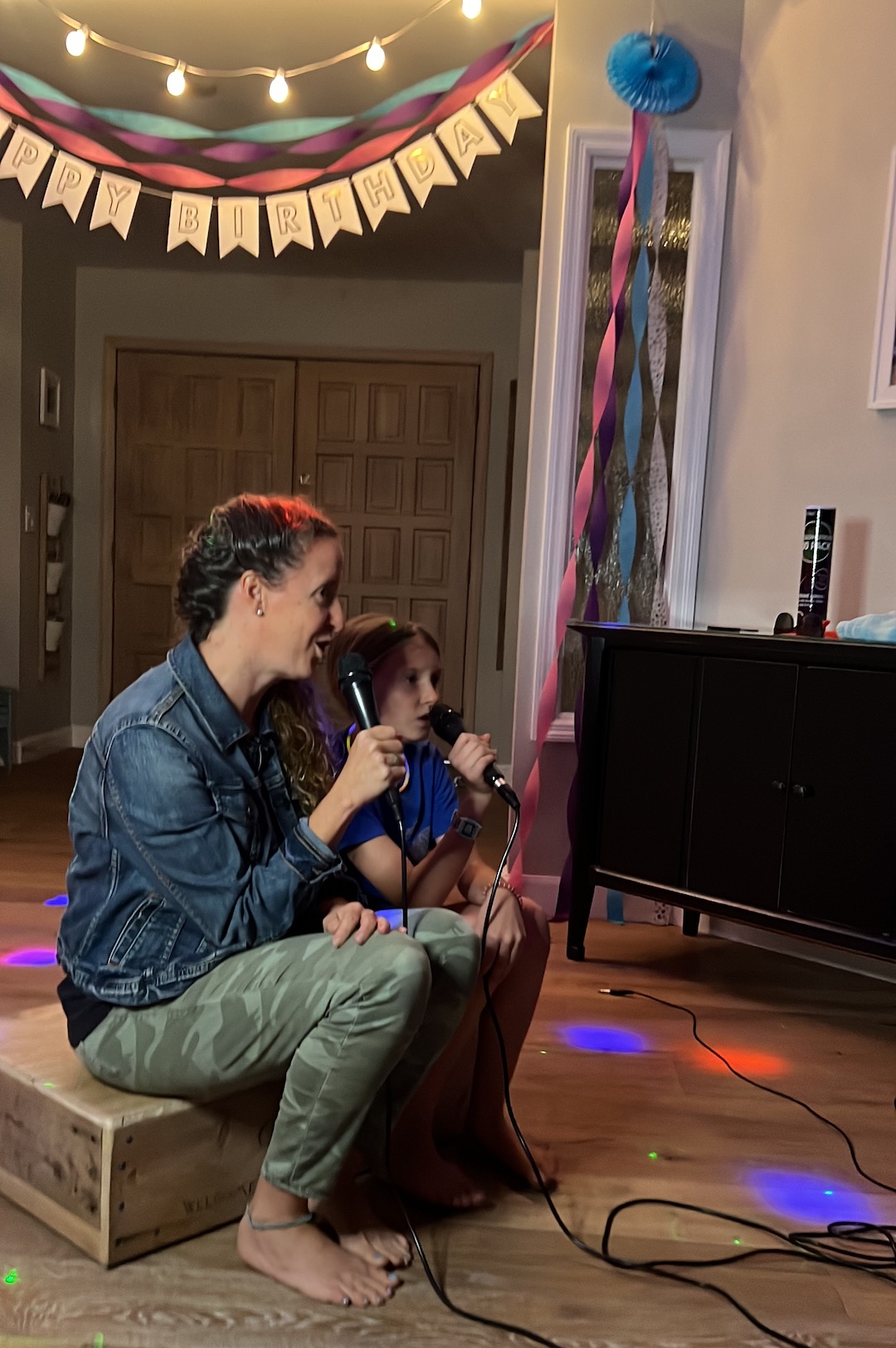 Karaoke Singers at Lauren's 1980s Themed 40th Birthday Karaoke Party | Turns out that turning 40 can be totally tubular! Hop over to ThinkingCloset.com for the 411 on this bodacious birthday bash to remember!