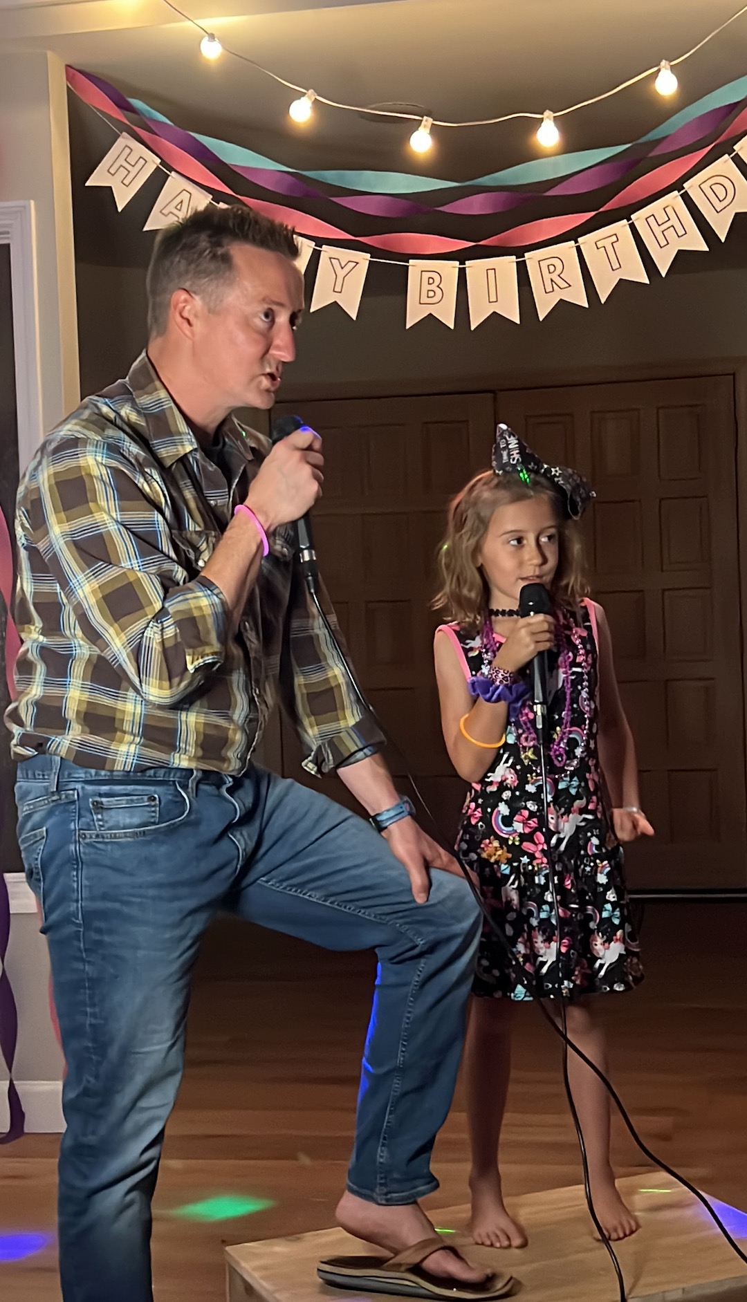 Karaoke Singers at Lauren's 1980s Themed 40th Birthday Karaoke Party | Turns out that turning 40 can be totally tubular! Hop over to ThinkingCloset.com for the 411 on this bodacious birthday bash to remember!