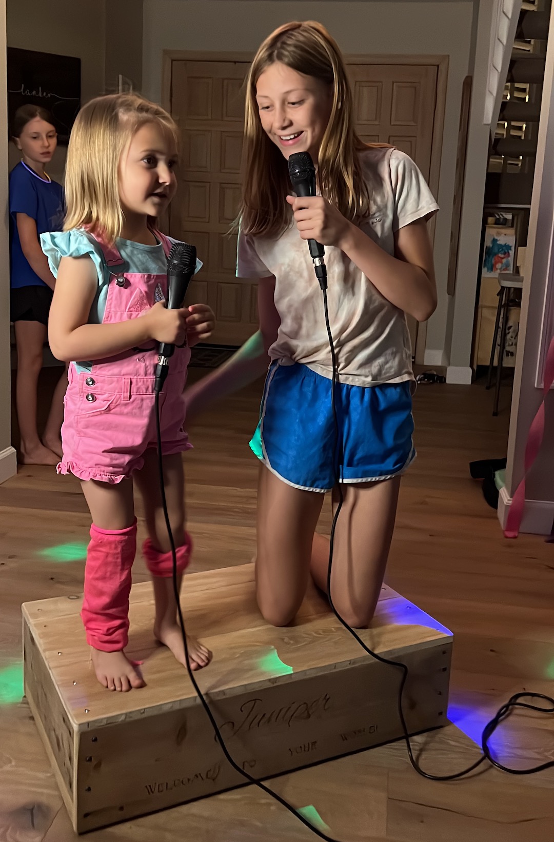 Karaoke Singers at Lauren's 1980s Themed 40th Birthday Karaoke Party | Turns out that turning 40 can be totally tubular! Hop over to ThinkingCloset.com for the 411 on this bodacious birthday bash to remember!