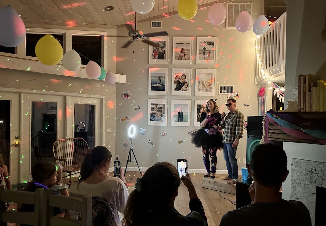 Singing "I've Had the Time of My Life" at Lauren's 1980s Themed 40th Birthday Karaoke Party | Turns out that turning 40 can be totally tubular! Hop over to ThinkingCloset.com for the 411 on this bodacious birthday bash to remember!
